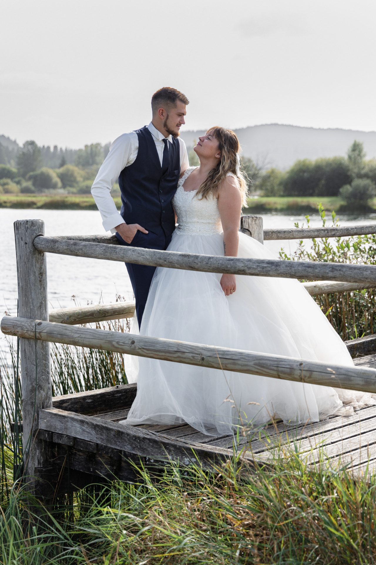 Photo de couple au bord de l'eau