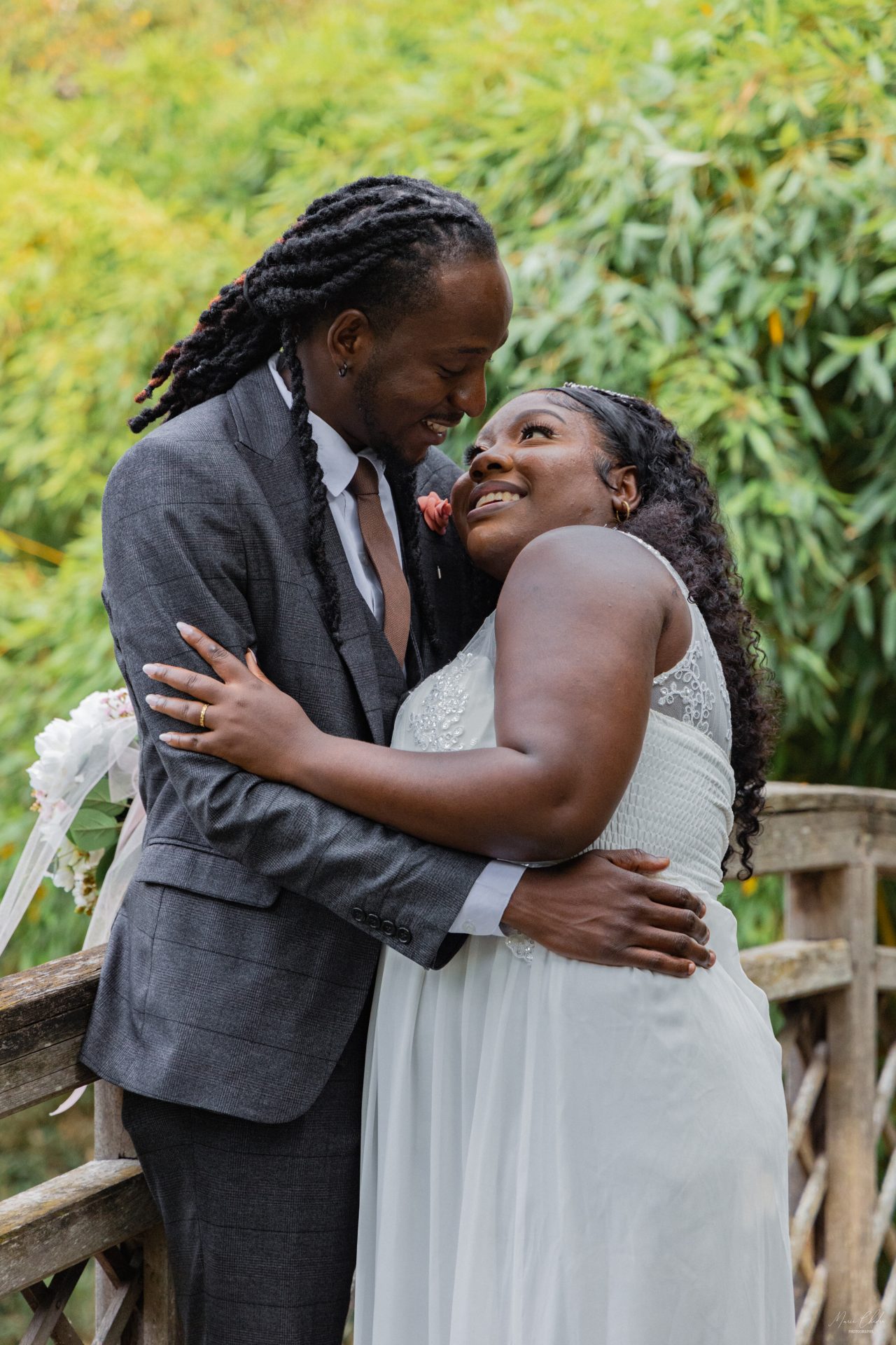Photo de couple sur un pont lors de la séance couple de leur mariage