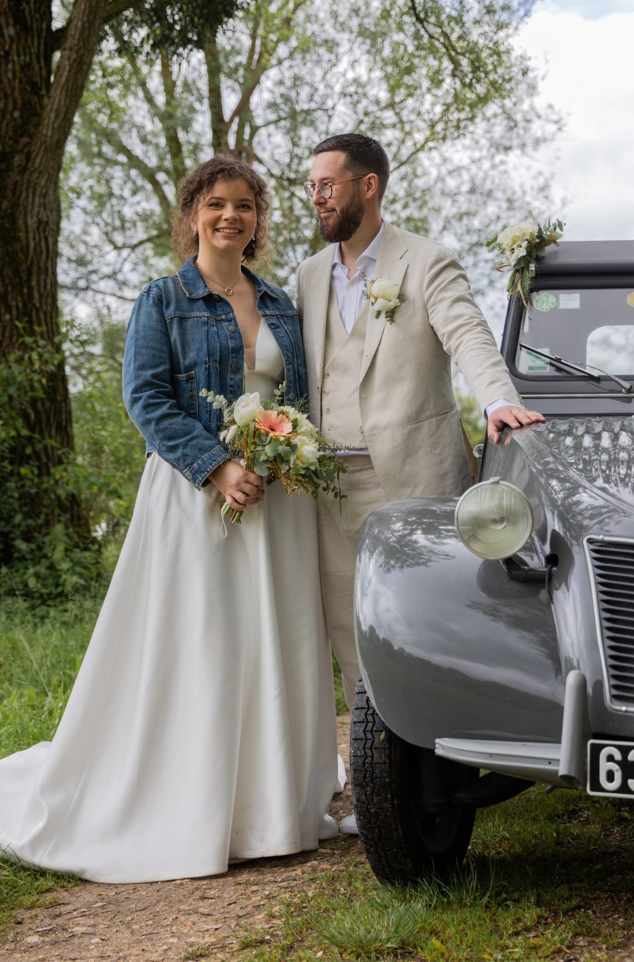 Photo d'un couple avec une 2 chevaux, mariage réalisé dans l'Aube
